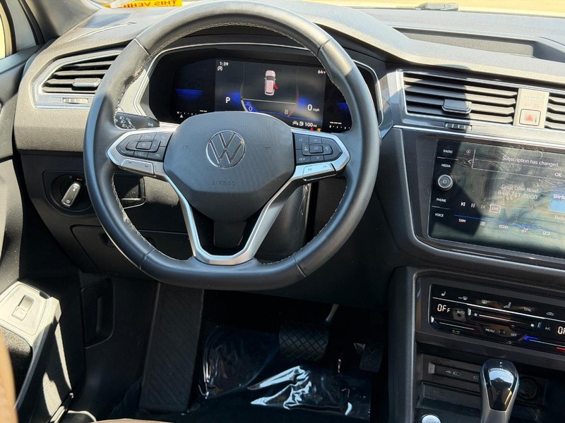 Volkswagen Tiguan Vehicle Full-screen Gallery Image 12