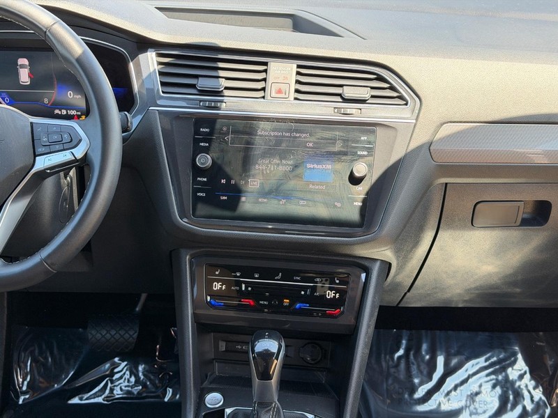 Volkswagen Tiguan Vehicle Full-screen Gallery Image 13
