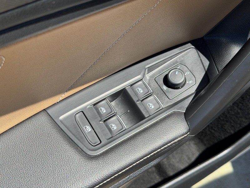 Volkswagen Tiguan Vehicle Full-screen Gallery Image 15