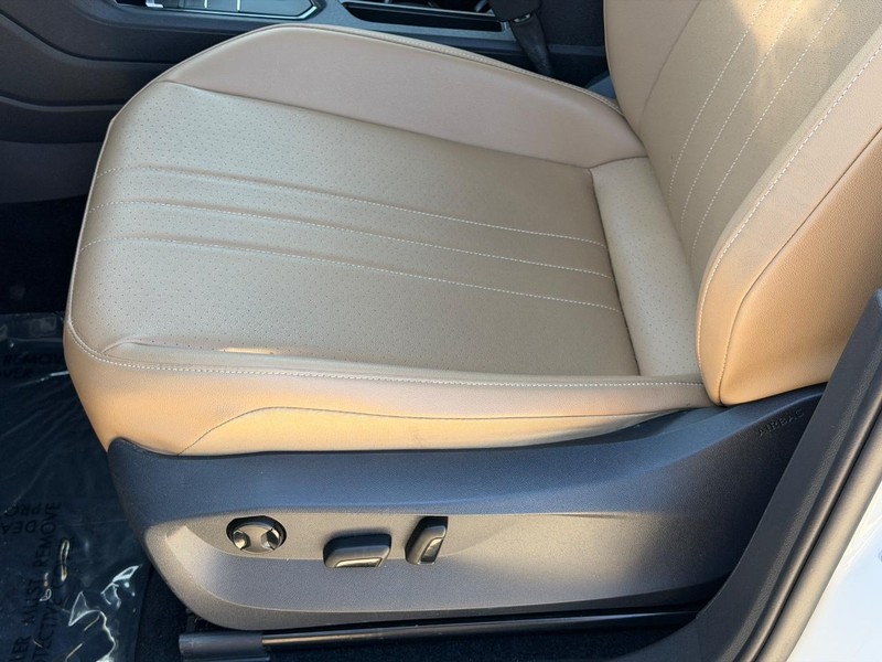 Volkswagen Tiguan Vehicle Full-screen Gallery Image 22