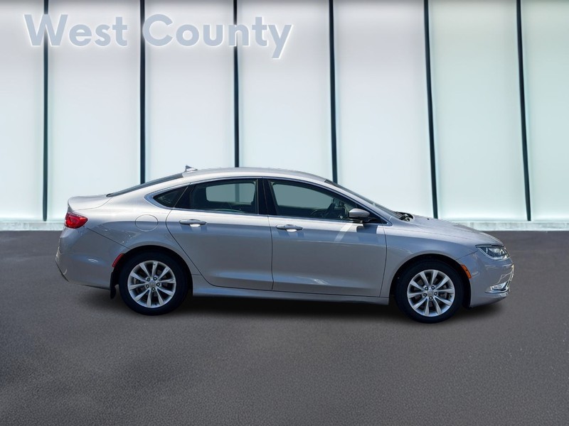 Chrysler 200 Vehicle Full-screen Gallery Image 02