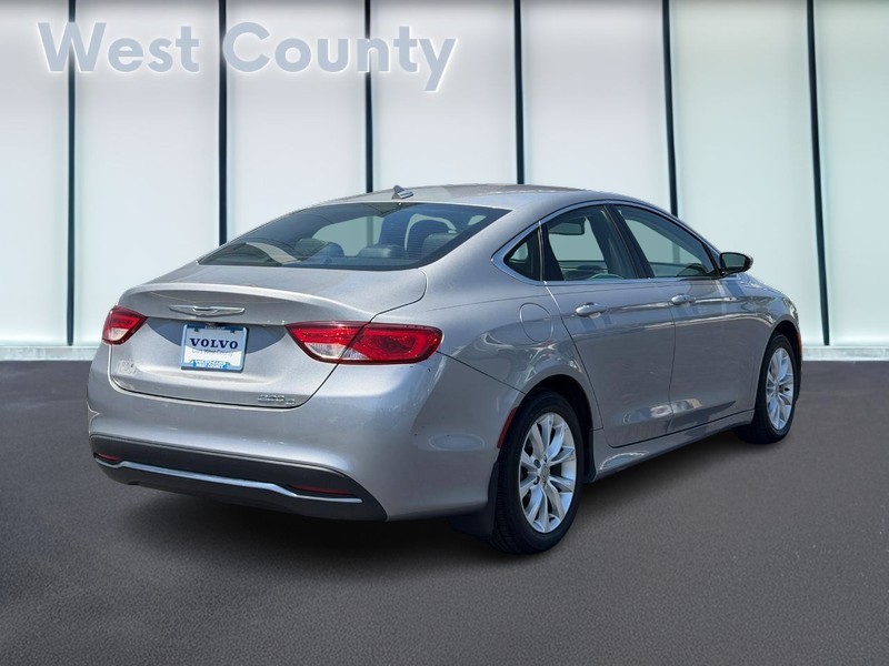 Chrysler 200 Vehicle Full-screen Gallery Image 03