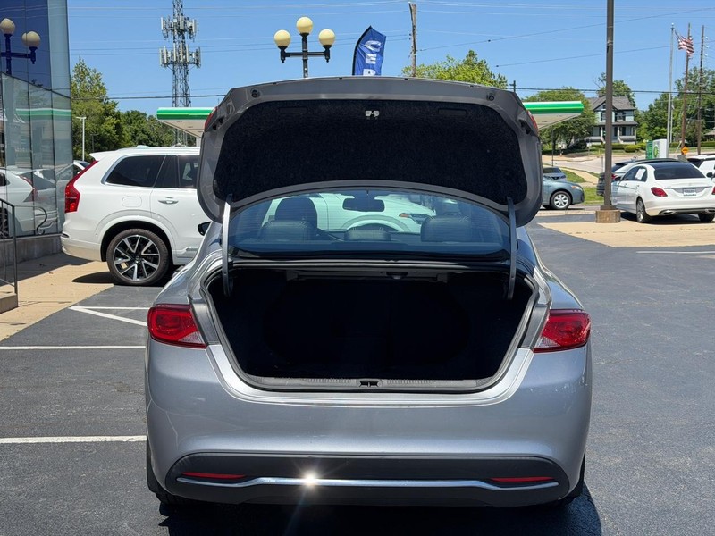 Chrysler 200 Vehicle Full-screen Gallery Image 04