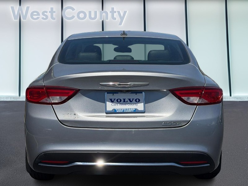 Chrysler 200 Vehicle Full-screen Gallery Image 05