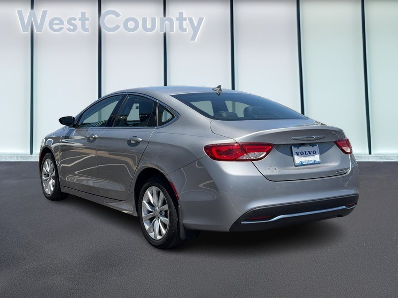 Chrysler 200 Vehicle Full-screen Gallery Image 06