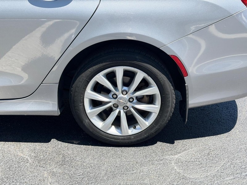 Chrysler 200 Vehicle Full-screen Gallery Image 07