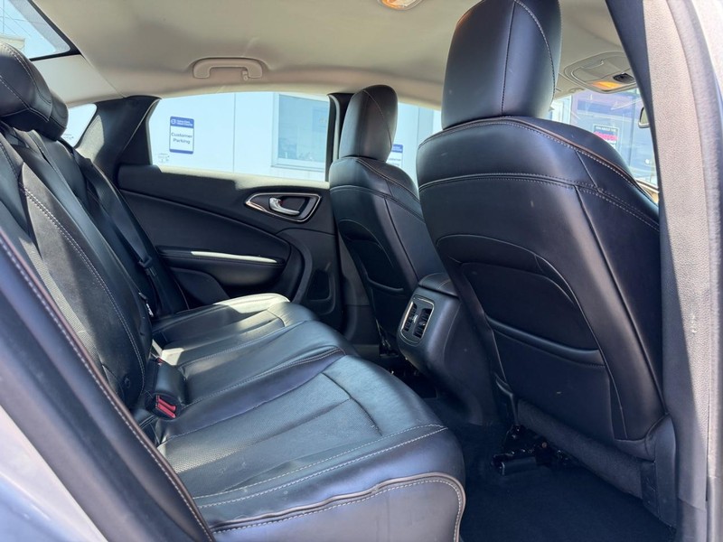 Chrysler 200 Vehicle Full-screen Gallery Image 10