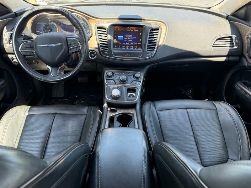Chrysler 200 Vehicle Full-screen Gallery Image 11