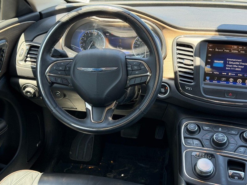 Chrysler 200 Vehicle Full-screen Gallery Image 12