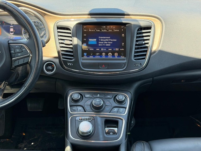 Chrysler 200 Vehicle Full-screen Gallery Image 13
