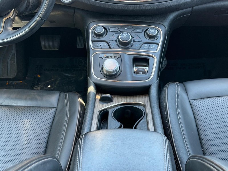 Chrysler 200 Vehicle Full-screen Gallery Image 14