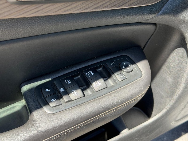 Chrysler 200 Vehicle Full-screen Gallery Image 15