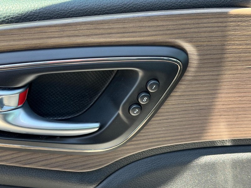 Chrysler 200 Vehicle Full-screen Gallery Image 16
