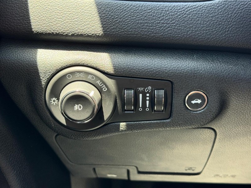Chrysler 200 Vehicle Full-screen Gallery Image 17