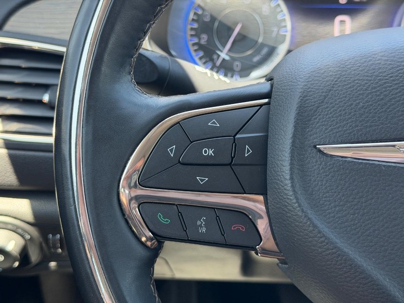 Chrysler 200 Vehicle Full-screen Gallery Image 18