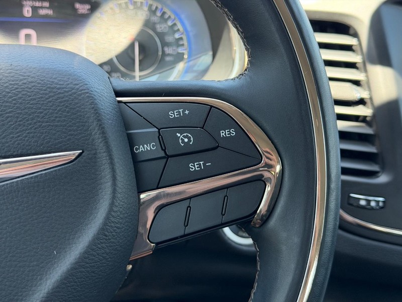 Chrysler 200 Vehicle Full-screen Gallery Image 19