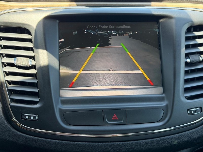 Chrysler 200 Vehicle Full-screen Gallery Image 20