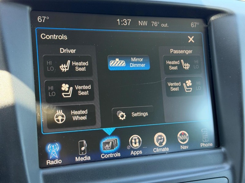 Chrysler 200 Vehicle Full-screen Gallery Image 21