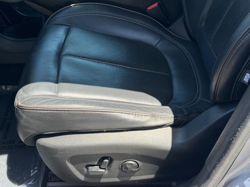 Chrysler 200 Vehicle Full-screen Gallery Image 22