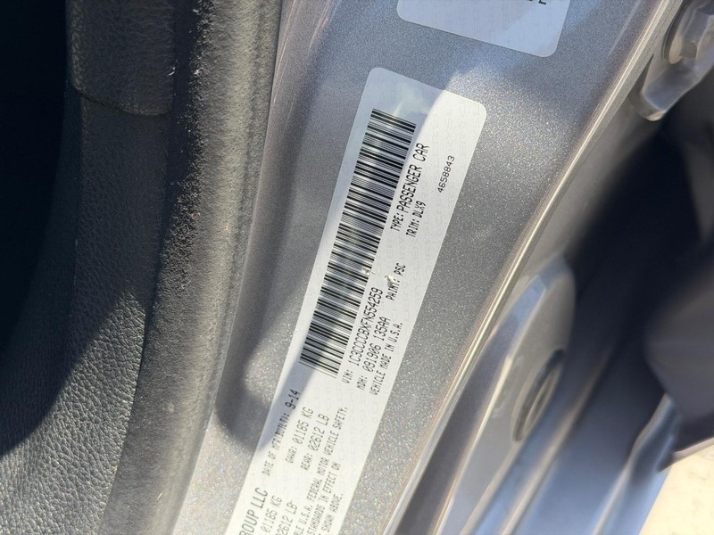 Chrysler 200 Vehicle Full-screen Gallery Image 23