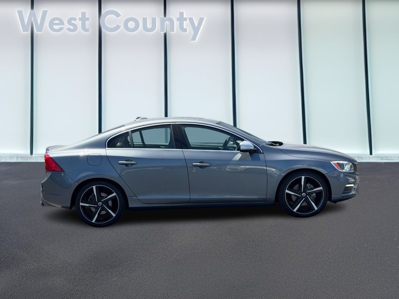 Volvo S60 Vehicle Full-screen Gallery Image 02