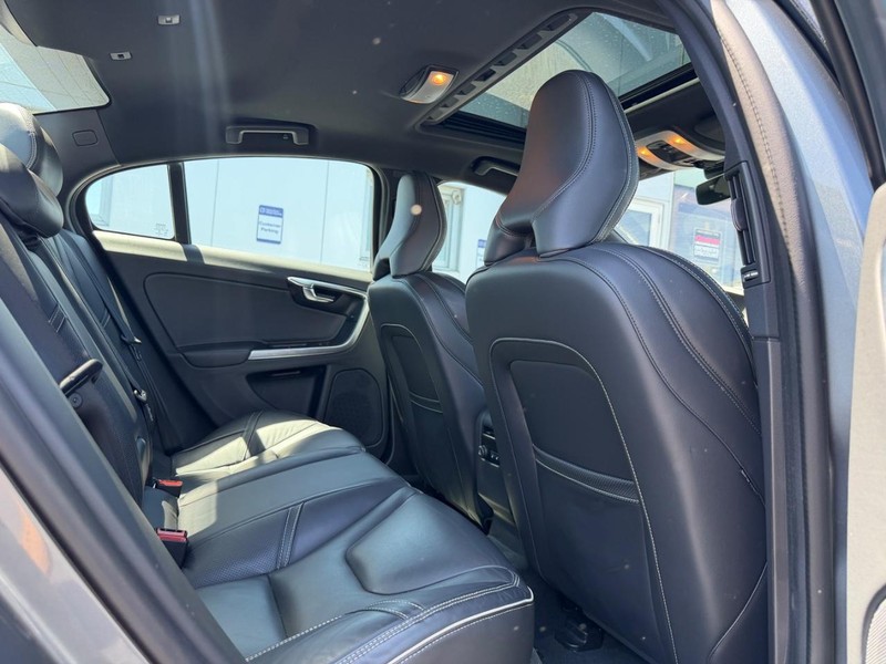 Volvo S60 Vehicle Full-screen Gallery Image 10