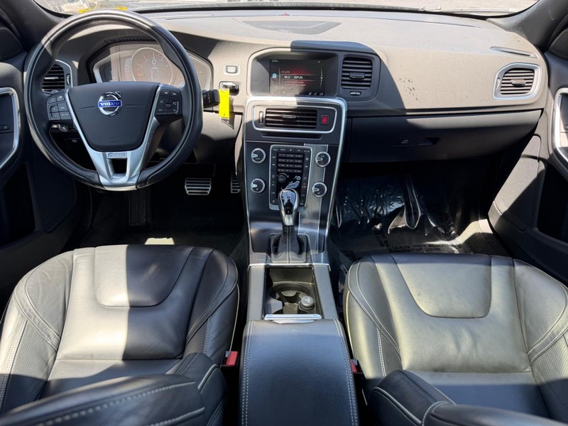 Volvo S60 Vehicle Full-screen Gallery Image 11
