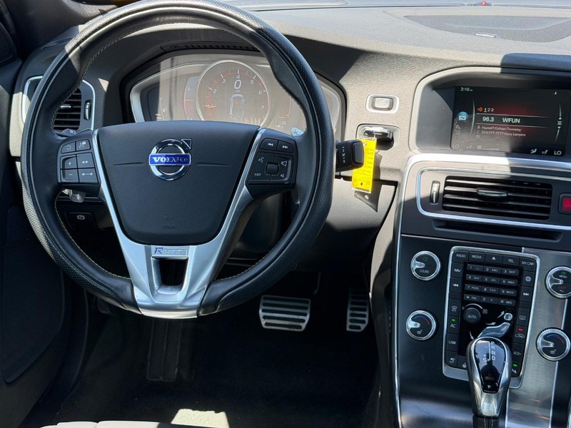 Volvo S60 Vehicle Full-screen Gallery Image 12