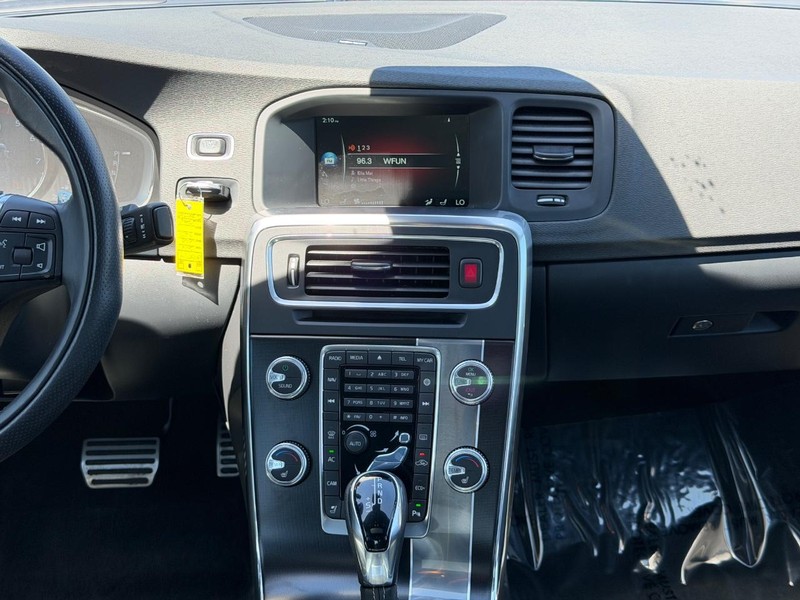 Volvo S60 Vehicle Full-screen Gallery Image 13