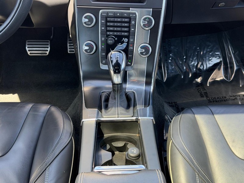 Volvo S60 Vehicle Full-screen Gallery Image 14