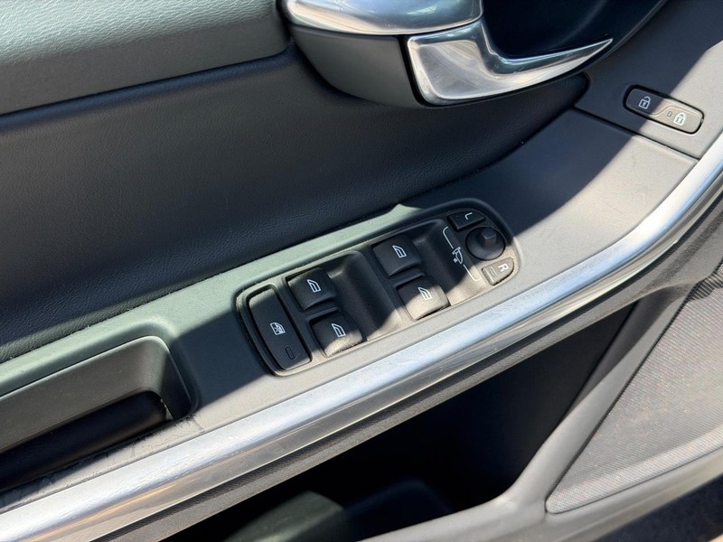 Volvo S60 Vehicle Full-screen Gallery Image 15