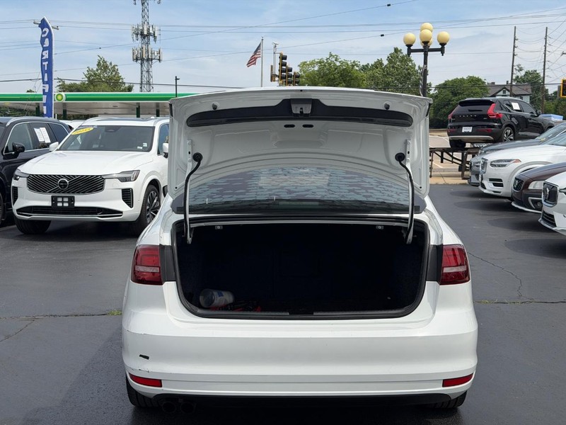 Volkswagen Jetta Sedan Vehicle Full-screen Gallery Image 04