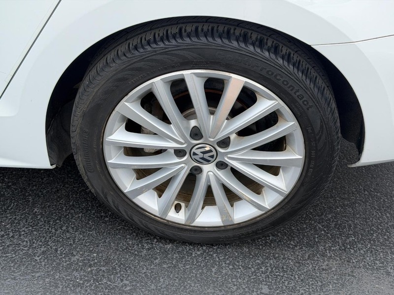 Volkswagen Jetta Sedan Vehicle Full-screen Gallery Image 07