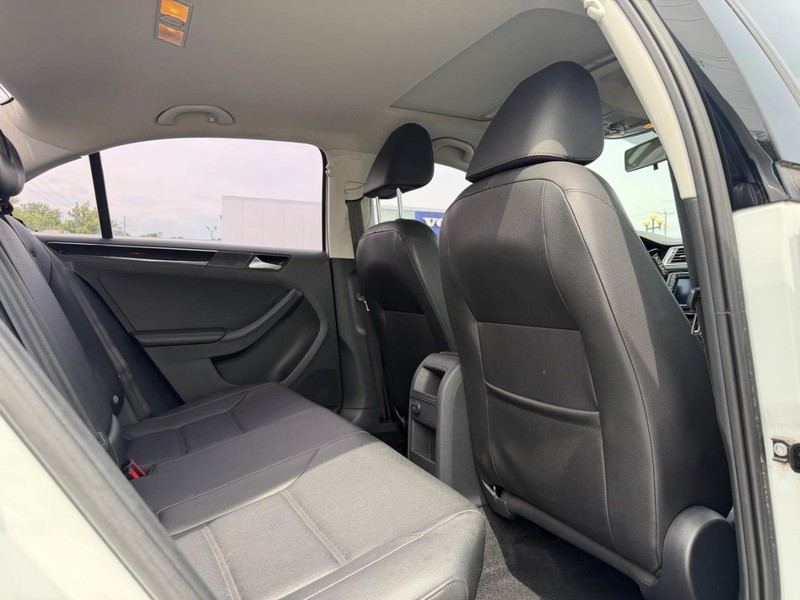 Volkswagen Jetta Sedan Vehicle Full-screen Gallery Image 10