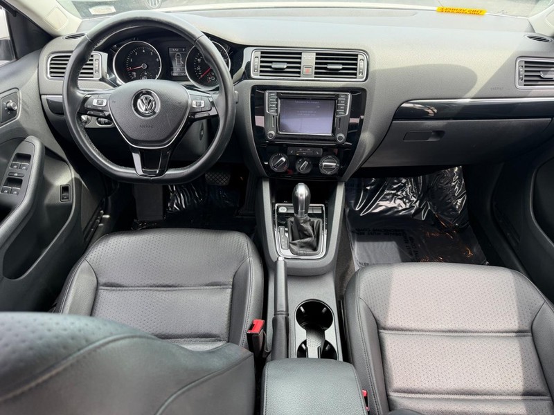 Volkswagen Jetta Sedan Vehicle Full-screen Gallery Image 11