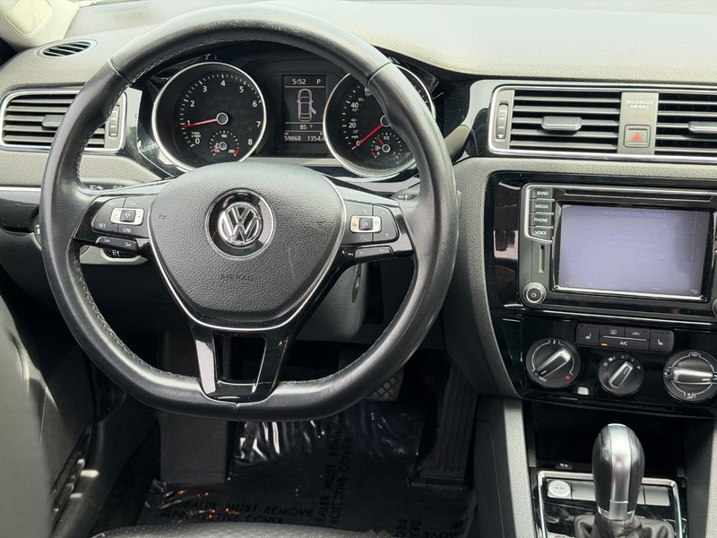 Volkswagen Jetta Sedan Vehicle Full-screen Gallery Image 12