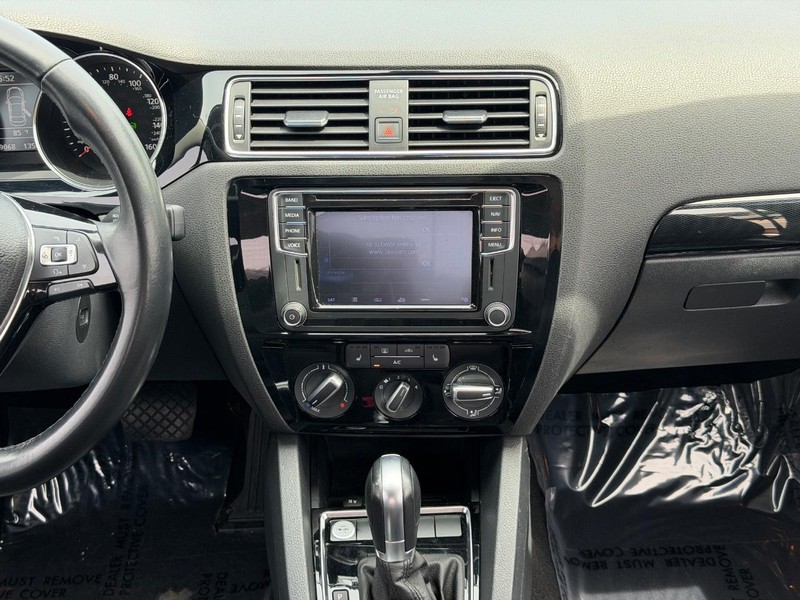 Volkswagen Jetta Sedan Vehicle Full-screen Gallery Image 13