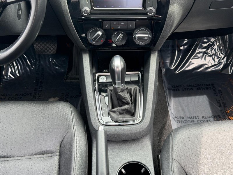 Volkswagen Jetta Sedan Vehicle Full-screen Gallery Image 14
