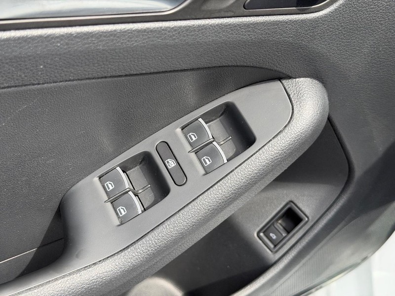 Volkswagen Jetta Sedan Vehicle Full-screen Gallery Image 15