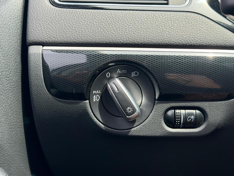 Volkswagen Jetta Sedan Vehicle Full-screen Gallery Image 16