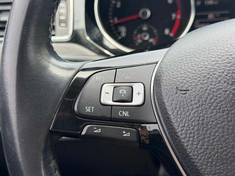 Volkswagen Jetta Sedan Vehicle Full-screen Gallery Image 17