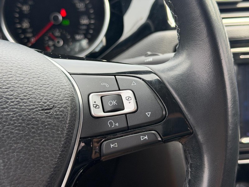 Volkswagen Jetta Sedan Vehicle Full-screen Gallery Image 18