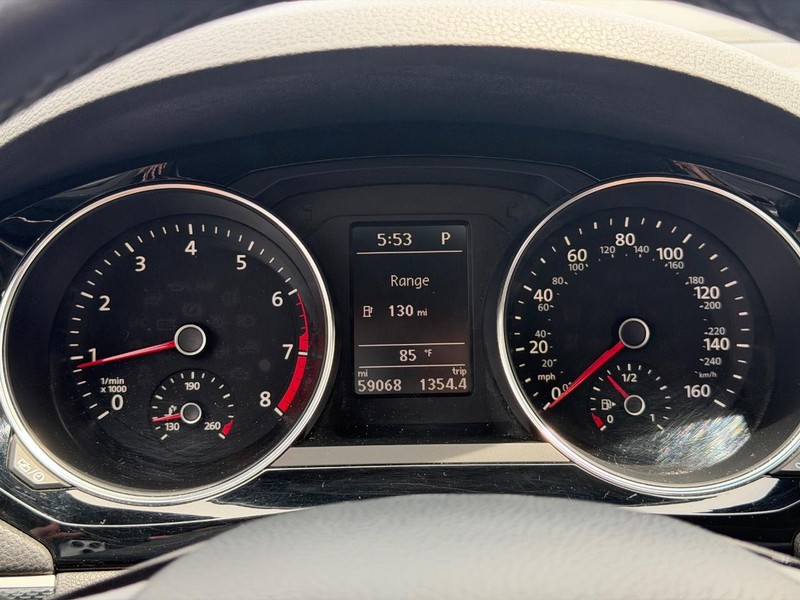Volkswagen Jetta Sedan Vehicle Full-screen Gallery Image 19