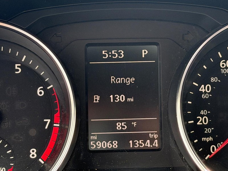 Volkswagen Jetta Sedan Vehicle Full-screen Gallery Image 20