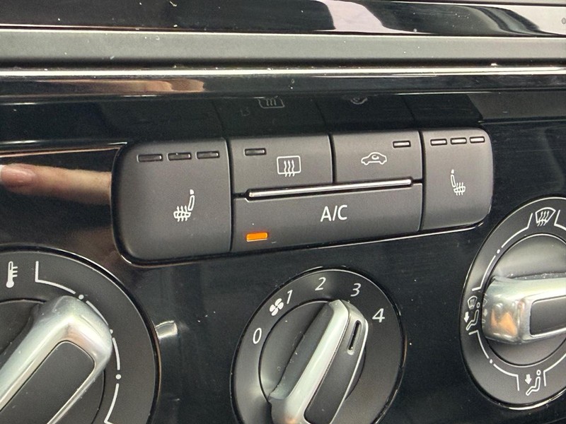 Volkswagen Jetta Sedan Vehicle Full-screen Gallery Image 21