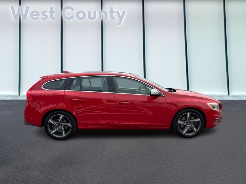Volvo V60 Vehicle Full-screen Gallery Image 02