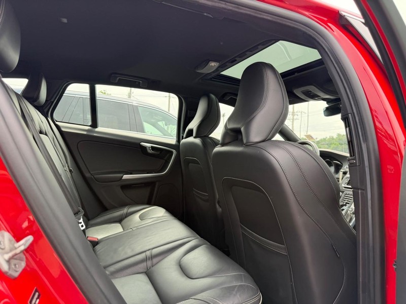 Volvo V60 Vehicle Full-screen Gallery Image 10
