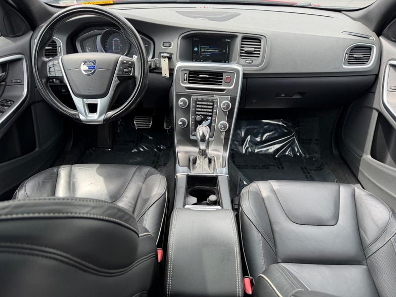 Volvo V60 Vehicle Full-screen Gallery Image 11