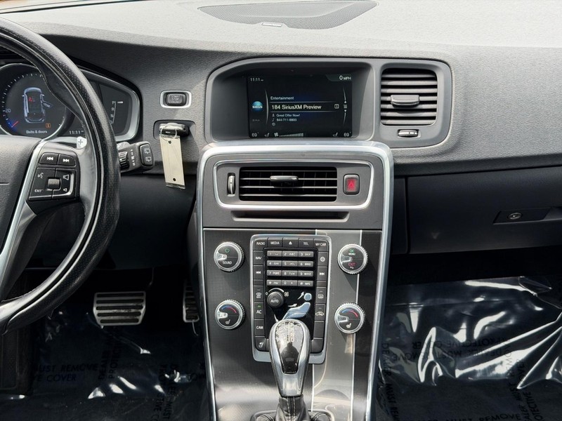 Volvo V60 Vehicle Full-screen Gallery Image 13