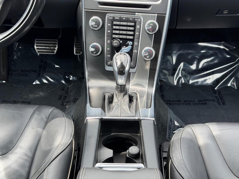 Volvo V60 Vehicle Full-screen Gallery Image 14
